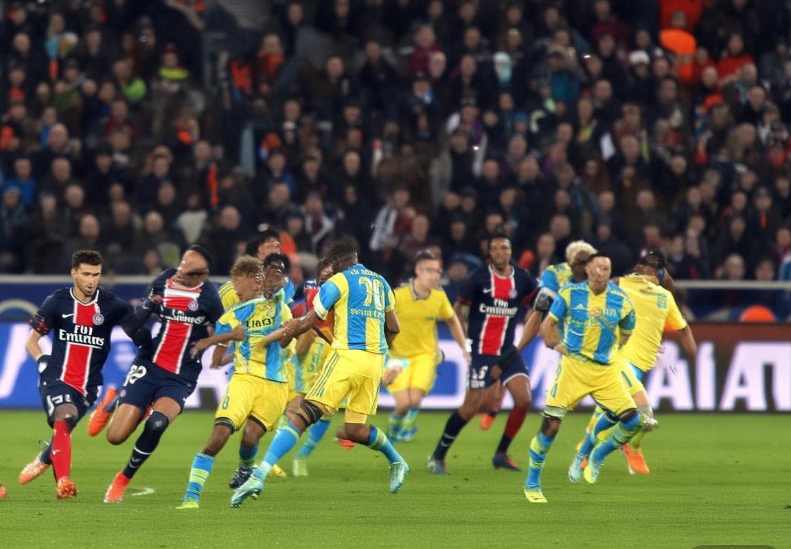 法甲巅峰对决：PSG与奈梅斯激战前瞻(图1)